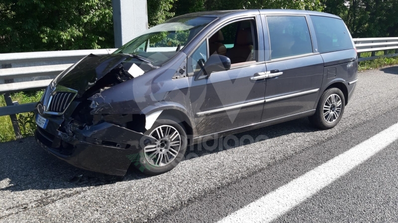 COLLEGNO - Pauroso incidente in tangenziale: tre auto coinvolte, una ragazza ferita