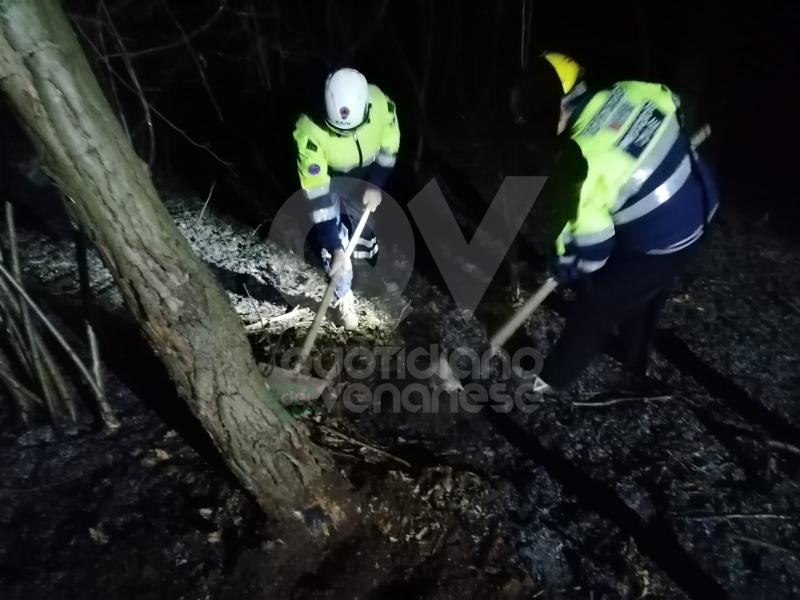 DRUENTO - Incendio boschivo in strada Rive: roghi spenti da pompieri, Aib e Protezione Civile