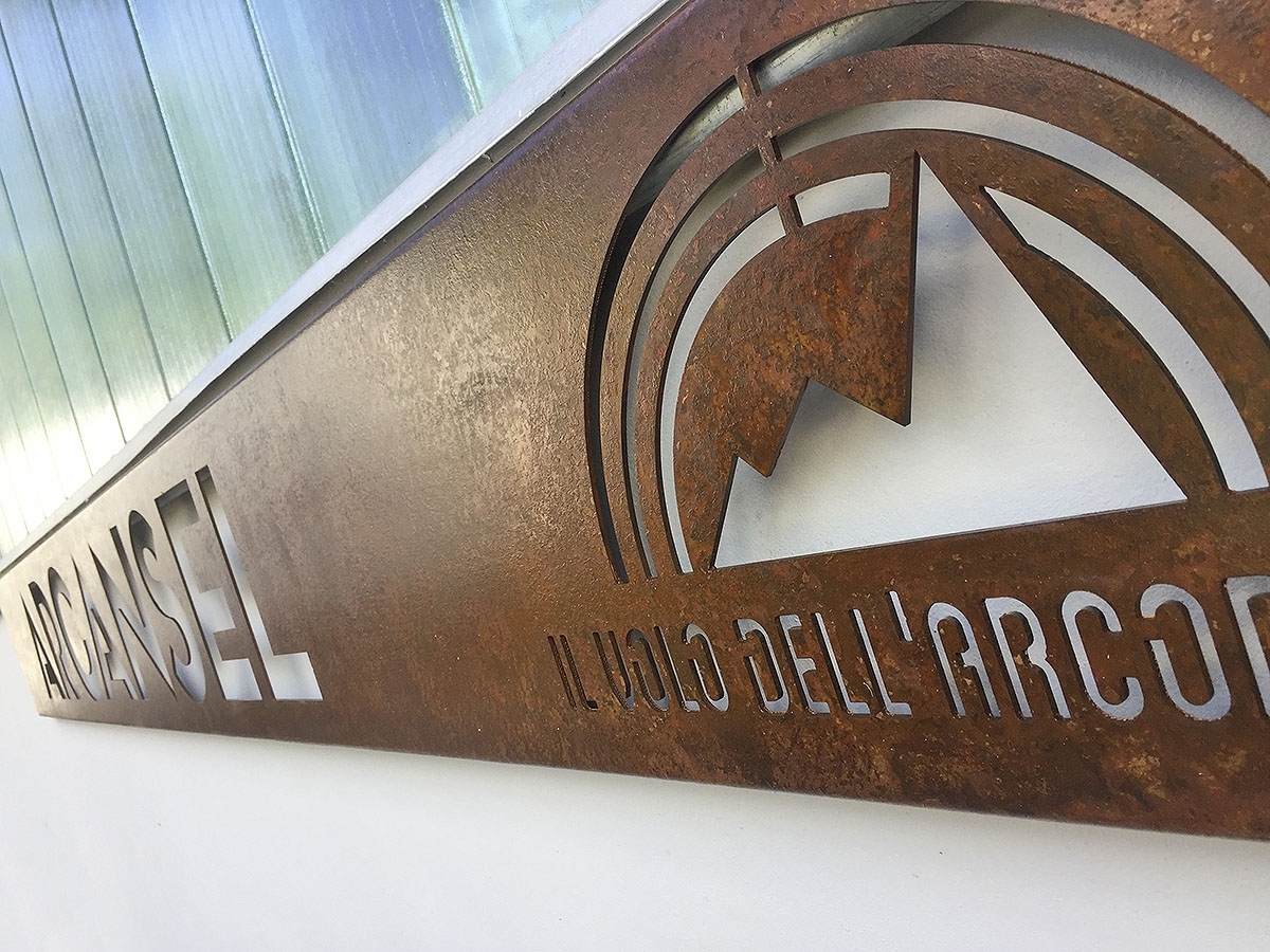 Insegne in Corten: la nuova frontiera tra funzionalità ed estetica