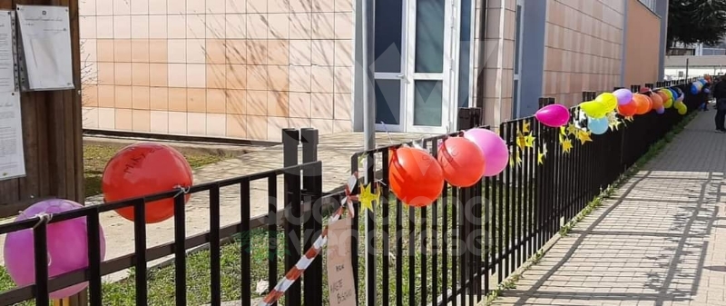 DRUENTO - Corde, palloncini e disegni: successo per il flash-mob per chiedere il ritorno in classe