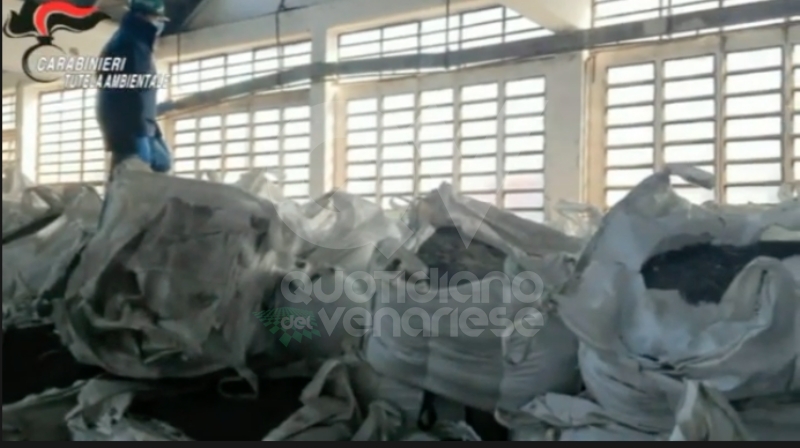 RIVOLI - La ditta di legnami stoccava rifiuti plastici e tessili: capannone sequestrato dai carabinieri