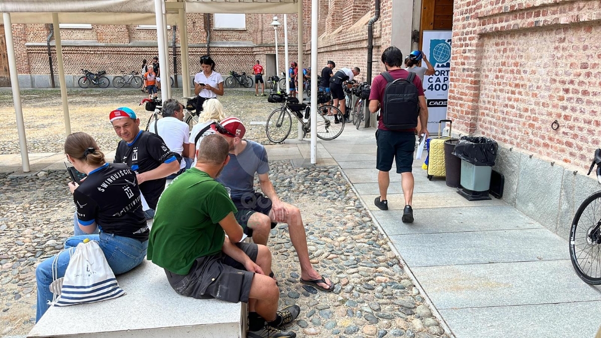 VENARIA - In 250 alla partenza in Reggia della «North Cape 4000» di cicloturismo - FOTO E VIDEO