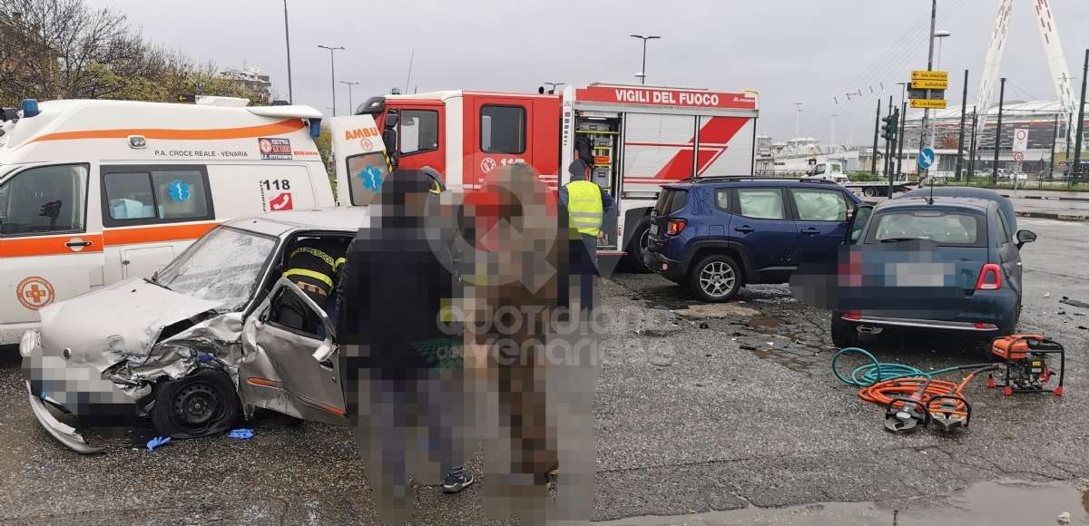 INCIDENTE FRA TORINO E VENARIA - Scontro fra tre auto all'incrocio tra corso Alessandria e via Druento: 2 ferite - FOTO