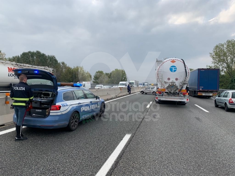 RIVOLI - Auto e cisterna si scontrano in tangenziale: mattinata di caos e disagi
