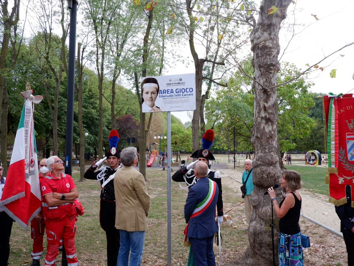 COLLEGNO - Commozione per l'inaugurazione dell'area giochi «Emanuela Setti Carraro» - FOTO