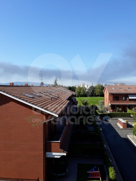 INCENDIO A SETTIMO - A fuoco una ditta, colonna di fumo visibile anche dalla tangenziale FOTO