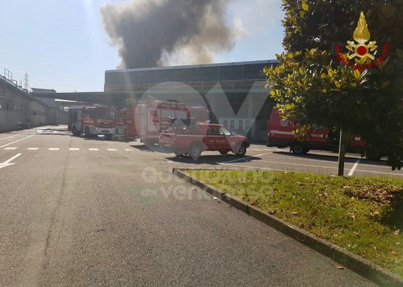 INCENDIO A SETTIMO - A fuoco una ditta, colonna di fumo visibile anche dalla tangenziale FOTO