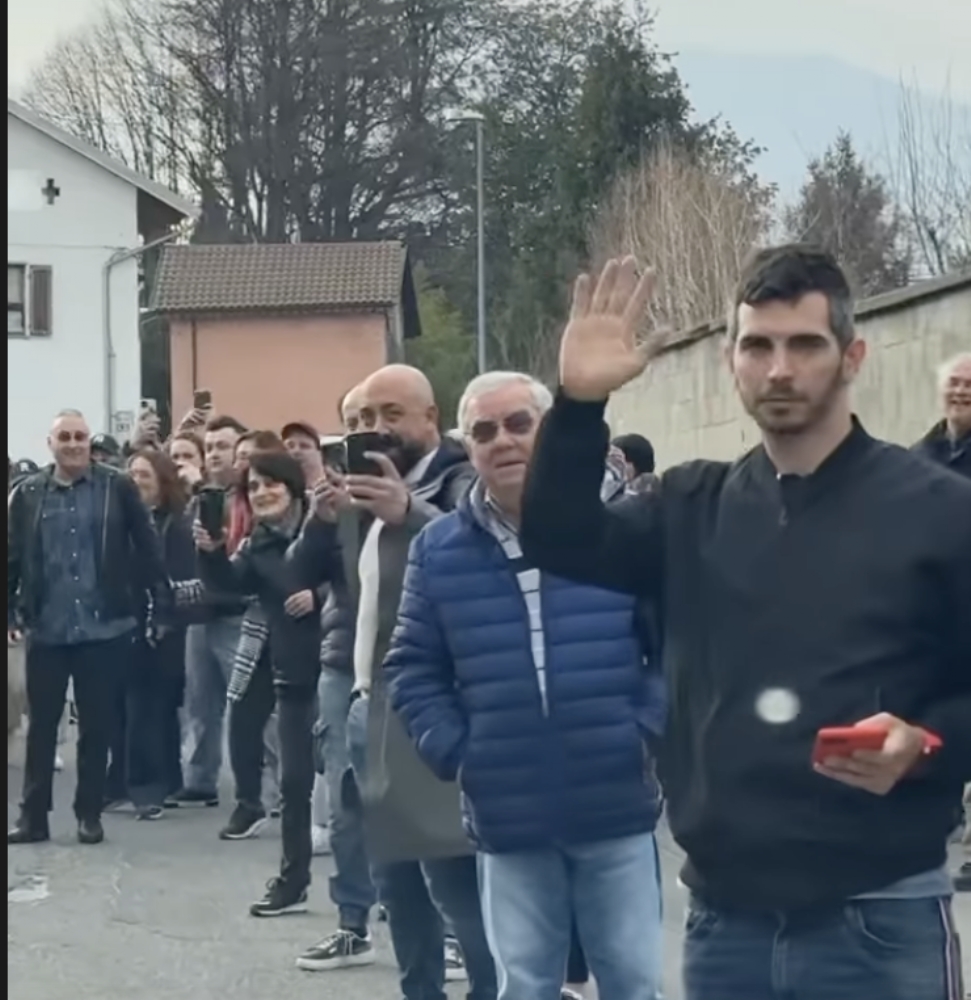 ALPIGNANO - Via Philips invasa di fans per l'arrivo a «Radio Manila» di Laura Pausini - FOTO