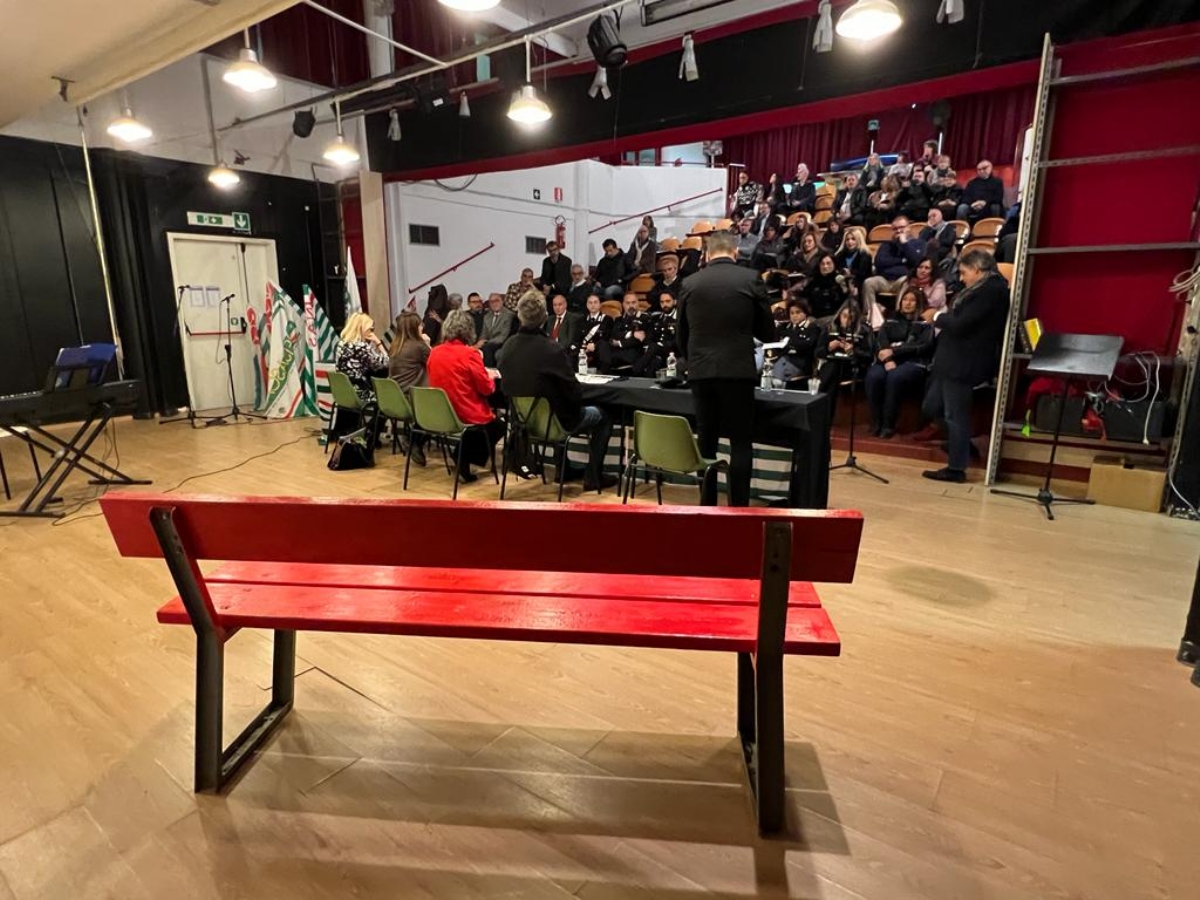RIVOLI - Taglio del nastro della «panchina rossa» alla Cisl di Cascine Vica - FOTO