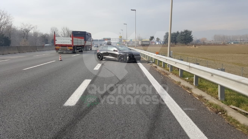 CASELLE-BORGARO - Paura in tangenziale: scontro fra due auto, una finisce fuori strada. Due feriti