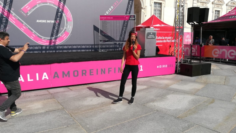 GIRO D'ITALIA A VENARIA - Grande folla per la carovana del Giro - FOTO