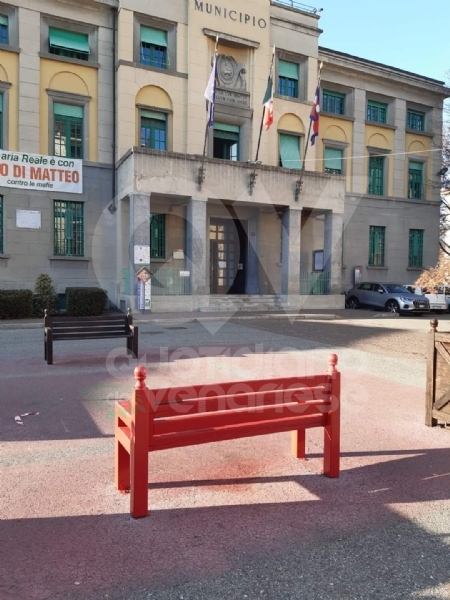 VENARIA - Sei panchine rosse per dire «NO» alla violenza sulle donne: dipinte dalla Factory