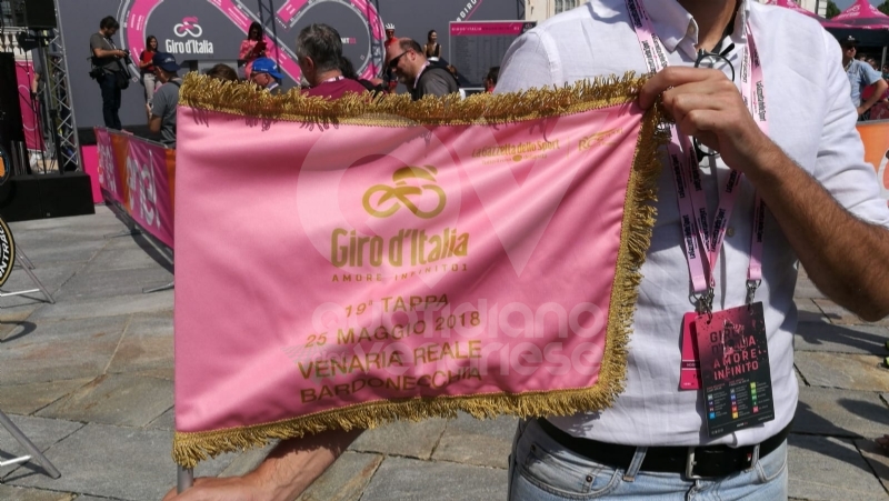 IL GIRO D'ITALIA A VENARIA - La partenza della tappa decisiva - FOTO e VIDEO