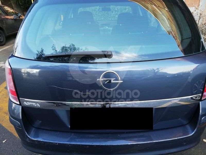 ZONA OVEST - Ladri e vandali d'auto in azione: presa di mira anche la macchina di un disabile