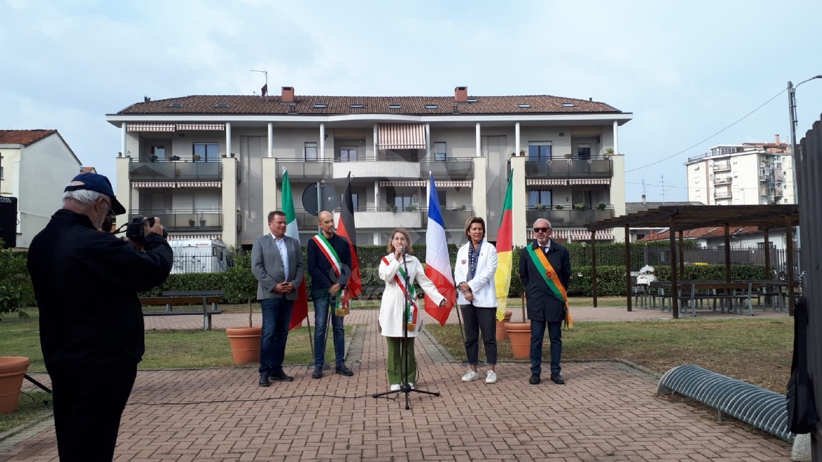 VENARIA - Intitolato alle «Città Gemellate» il giardino di viale Roma - FOTO