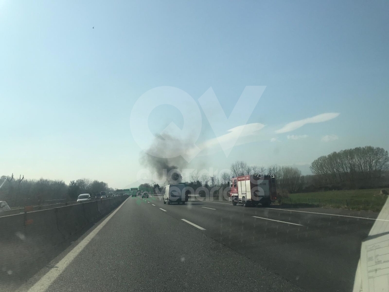 TORINO-BORGARO - Tir prende improvvisamente fuoco in tangenziale