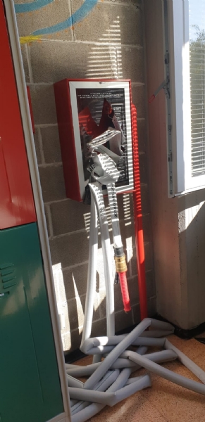COLLEGNO - Idioti scaricano acqua ed estintori nelle aule della scuola: danni alla Gramsci - FOTO
