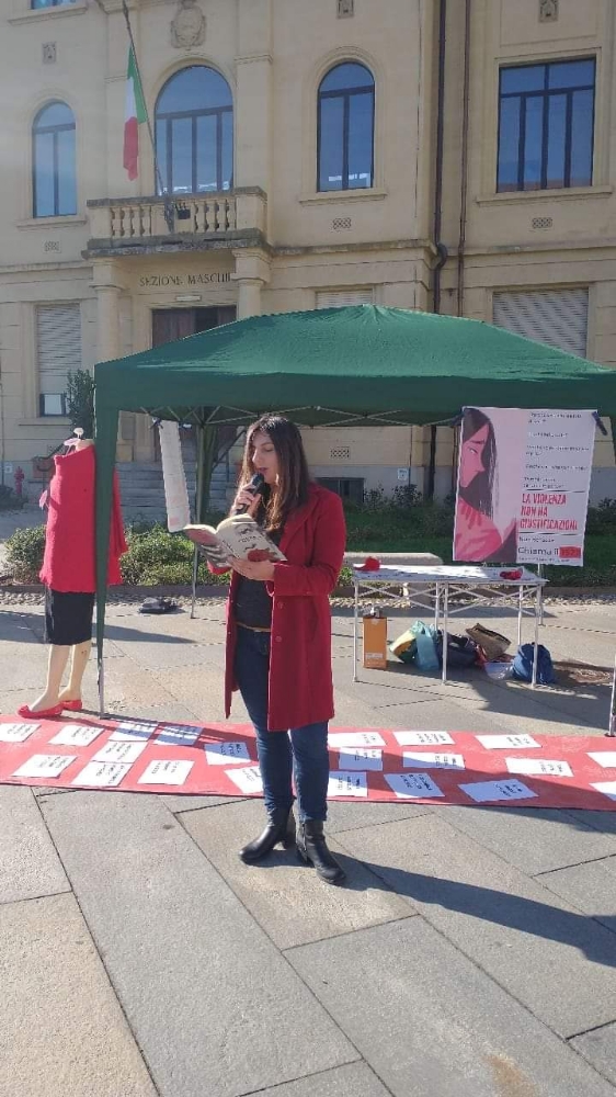 VENARIA - La città grida il suo «no» alla violenza contro le donne - FOTO