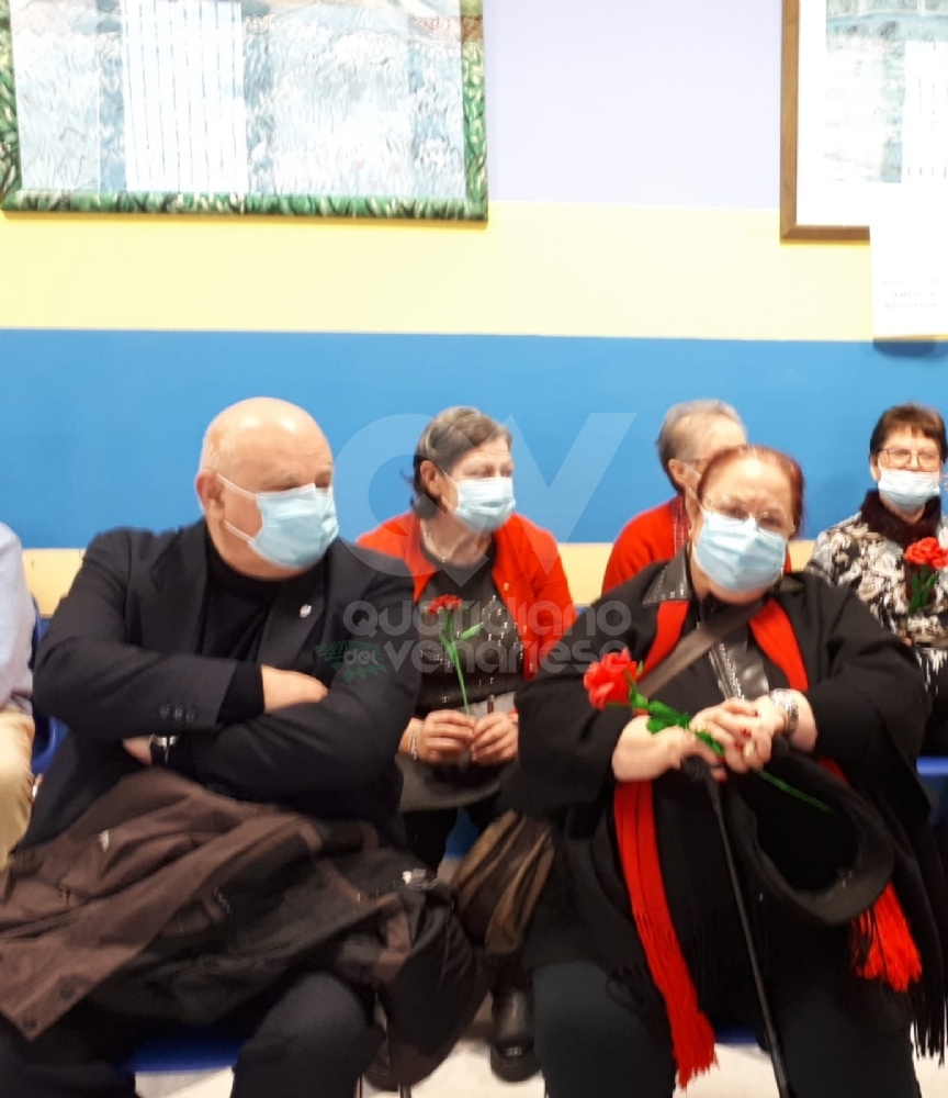 VENARIA - Panchine rosse, flash-mob, municipio «in rosso», dibattiti: le iniziative per dire «no» alla violenza contro le donne - FOTO