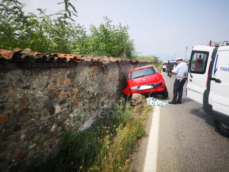 VENARIA INCIDENTE MORTALE - Perde il controllo dell'auto e si schianta contro il muro della Mandria - FOTO