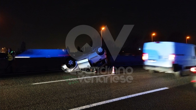INCIDENTE IN TANGENZIALE - Scontro fra tre auto: una si ribalta, una persona ferita FOTO