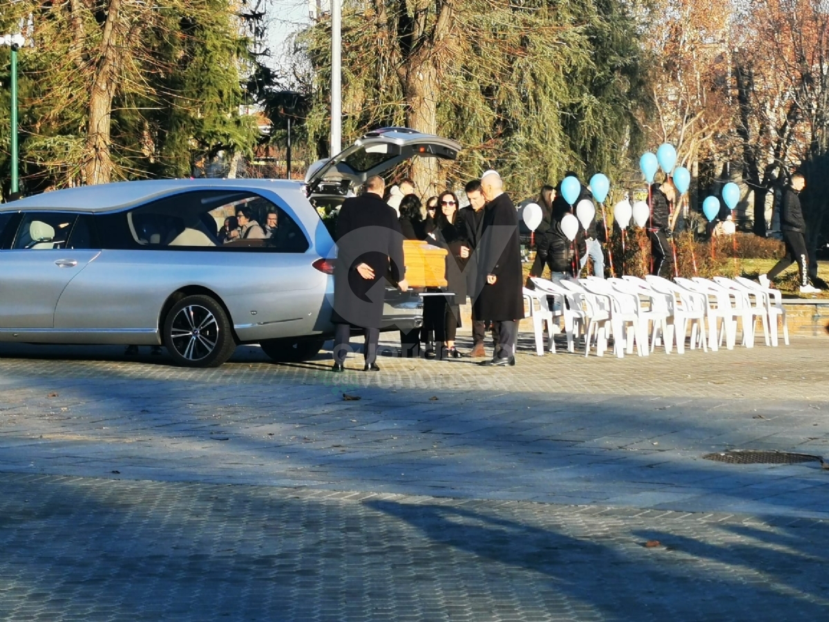 CASELLE - Palloncini biancoazzurri e lacrime, una folla di gente per l'ultimo abbraccio a Blendi Halili - FOTO