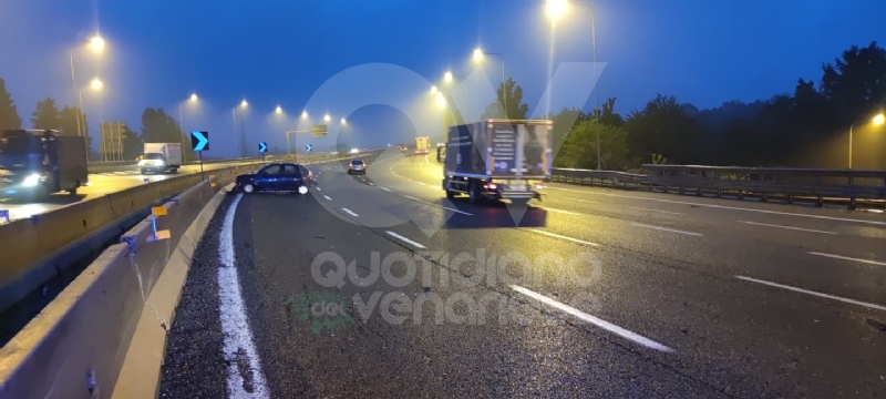 RIVOLI - Scontro fra tre mezzi in tangenziale prima dell'alba: disagi al traffico - FOTO