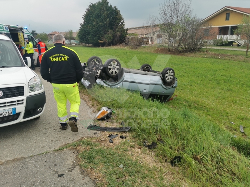 DRUENTO - Scontro al curvone della provinciale 8: auto esce di strada e si ribalta - FOTO