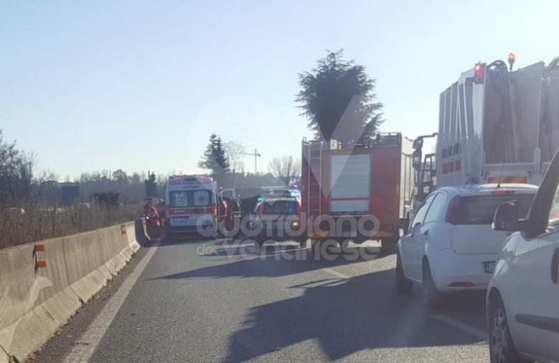 INCIDENTE SULLA TORINO-CASELLE - Camion si ribalta: tre feriti, caos e code sul raccordo - FOTO