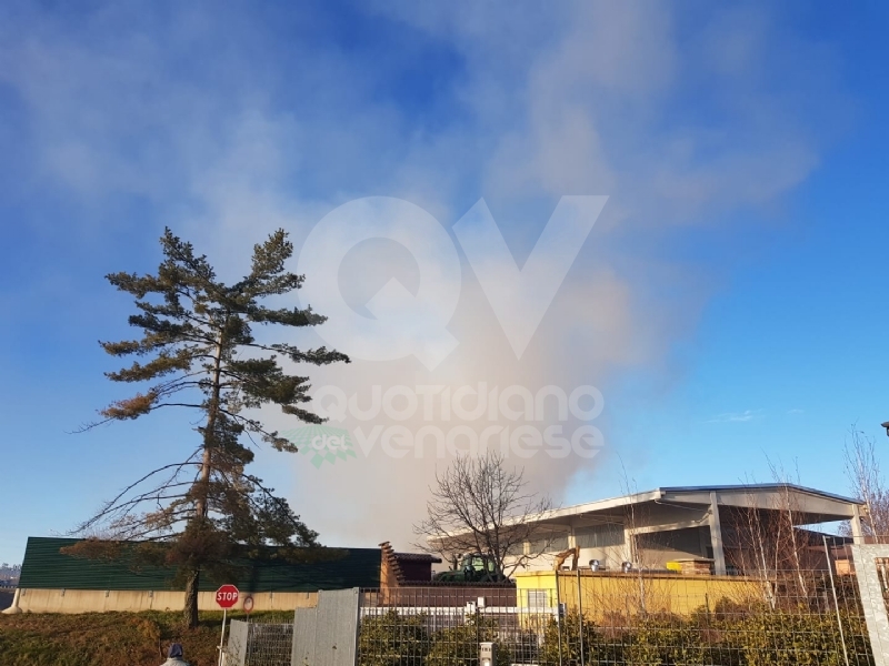 COLLEGNO - Inferno alla «Cascina Serpera»: a fuoco il fienile dell'azienda agricola Bosco