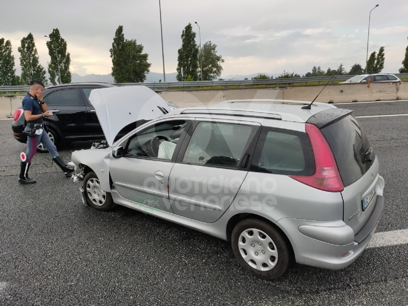 RIVOLI - Testacoda in tangenziale dopo aver urtato il guardrail: coppia rimane ferita
