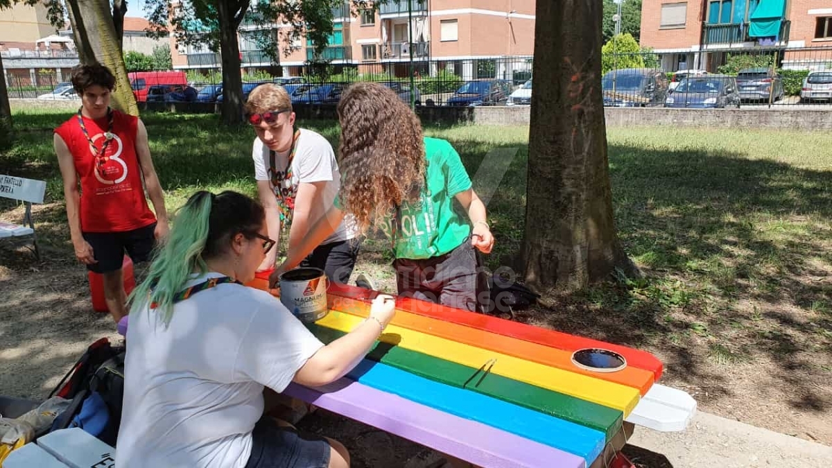 VENARIA - Panchine rimesse a nuovo al parco Magellano di Altessano grazie al Gruppo Scout Venaria Reale 1 - FOTO