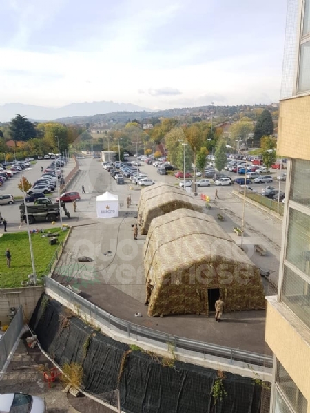 RIVOLI - Coronavirus, l'Esercito ha montato due nuovi tendoni all'ospedale cittadino - FOTO