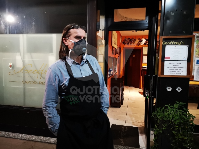 VENARIA - Coronavirus, serrande alzate per protesta: i commercianti vogliono aiuti dallo Stato