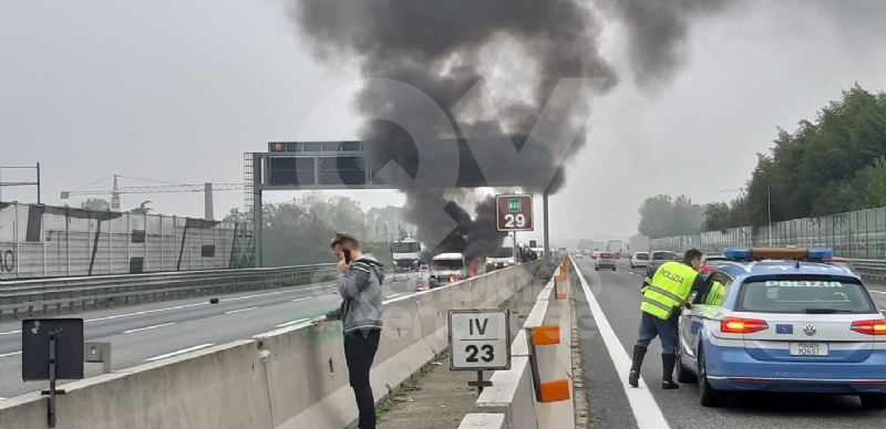 RIVOLI - Auto a gpl a fuoco mentre è in marcia in tangenziale: conducente salvo per miracolo