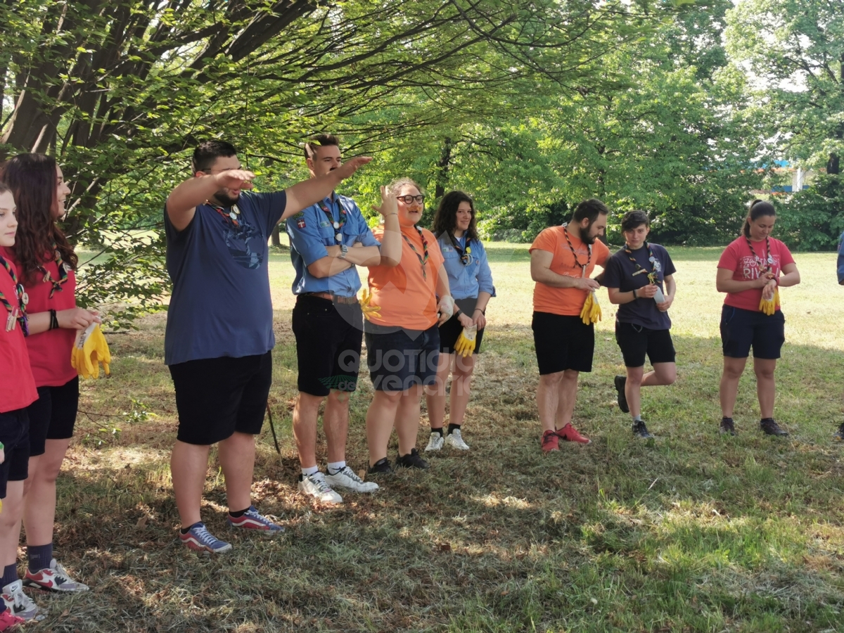 VENARIA - Guanti, sacchi neri e tanta volontà: così gli scout hanno ripulito il parco Magellano - FOTO