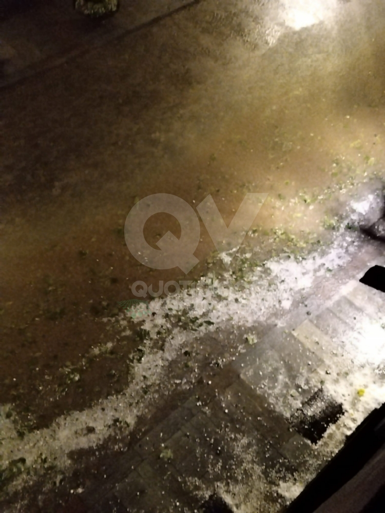 VIOLENTA GRANDINATA - In tutta la zona: chicchi enormi e forte vento. Danni alle auto - FOTO