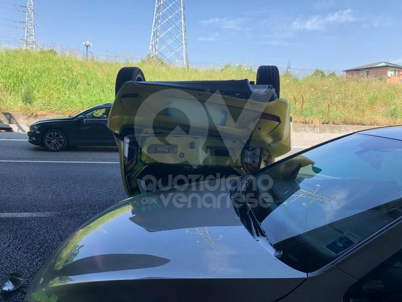COLLEGNO - Incidente in tangenziale: tre veicoli coinvolti, un'auto ribaltata e quattro feriti