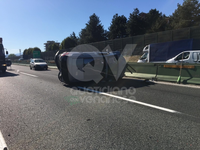 COLLEGNO - Incidente in tangenziale: tre auto coinvolte, una ribaltata e tre feriti