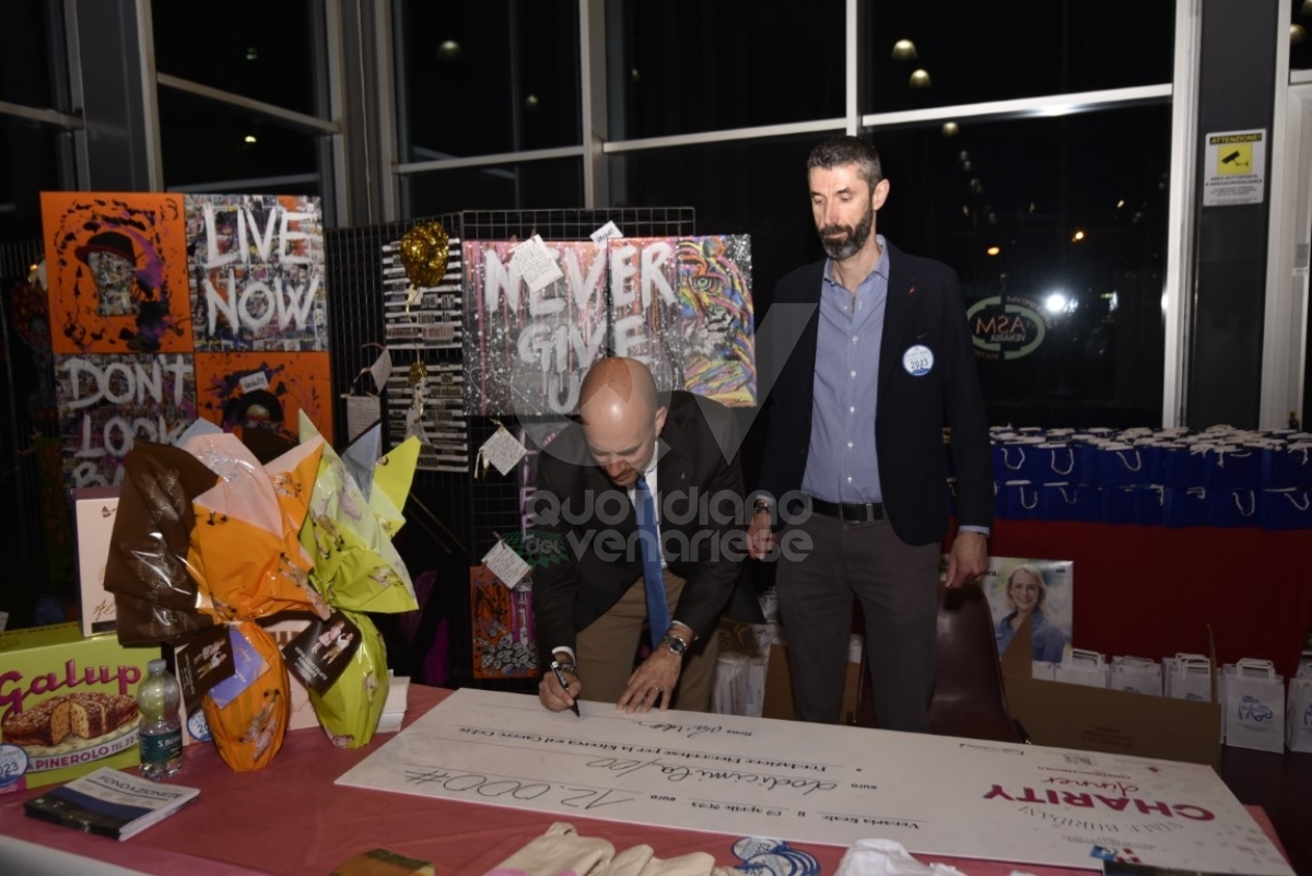 VENARIA - «Venaria Reale Charity Dinner»: 12mila euro alla Fondazione piemontese per la ricerca sul cancro - FOTO
