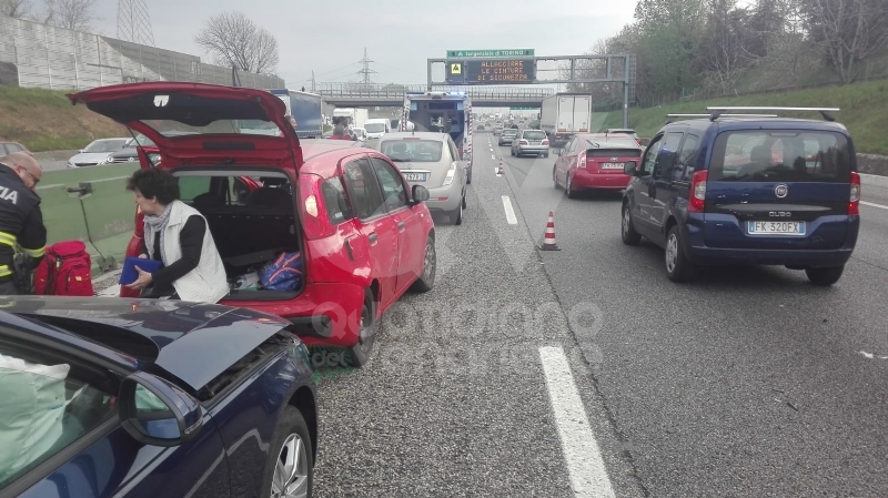 COLLEGNO - Caos e disagi in tangenziale: tamponamento fra quattro auto. Due persone ferite