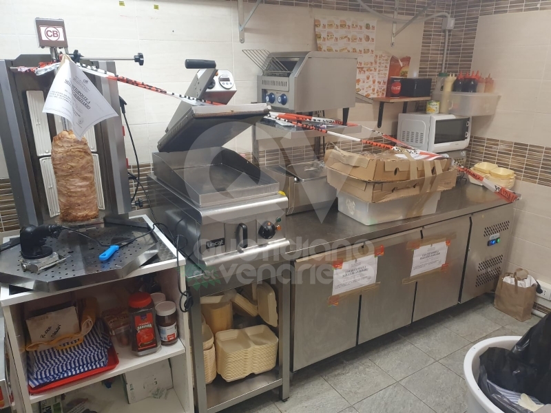 VENARIA - Cibo mal conservato e tasse non pagate: chiuso un negozio in via Mensa