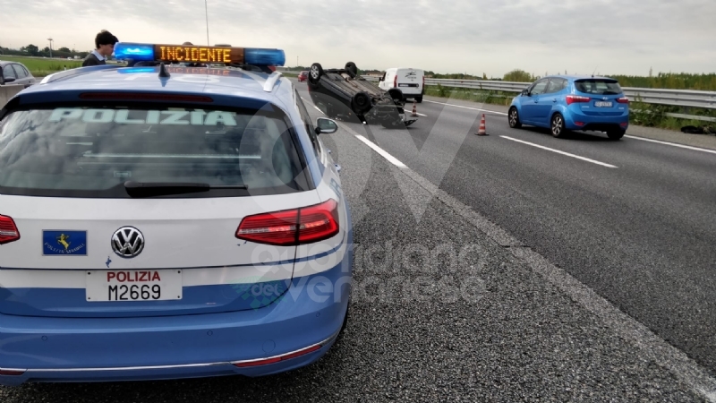 RIVOLI - Primo incidente della «Fase 2» in tangenziale: 27enne si ribalta con la sua auto, ferito