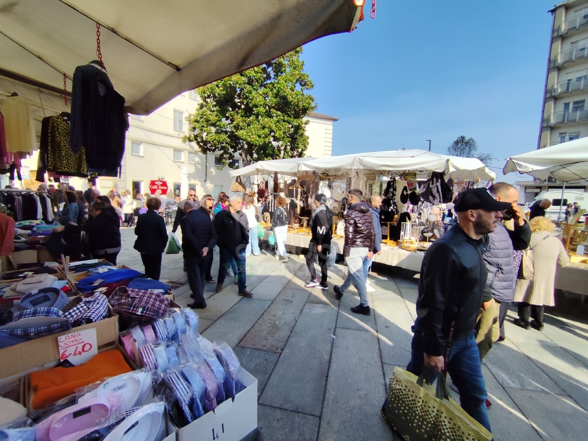 VENARIA - Centro gremito per il mercato del «Crocetta Più in Tour» - FOTO