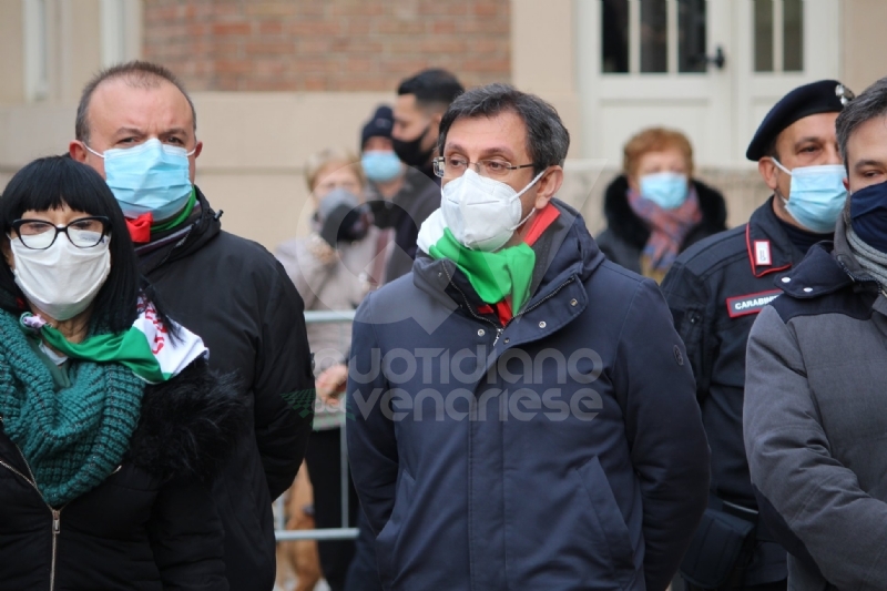 COLLEGNO - I funerali di Ottorino Cirella: rose rosse e un drappo granata sulla bara - FOTO
