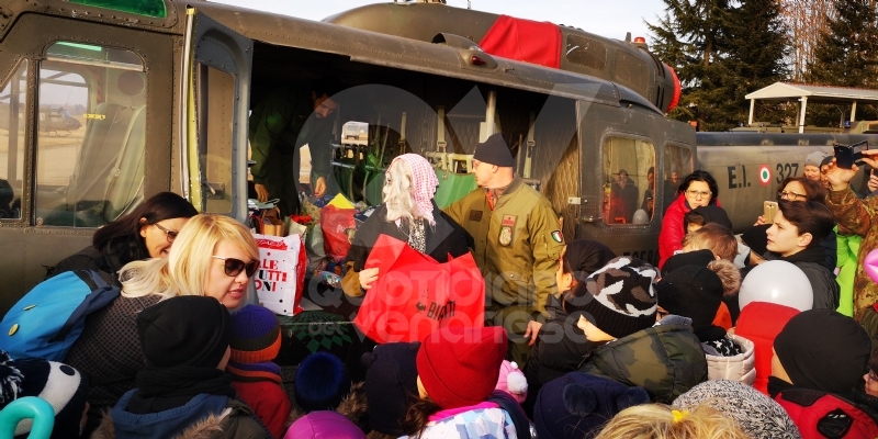 VENARIA - La Befana arriva all'eliporto: tanti regali per i bambini - FOTO