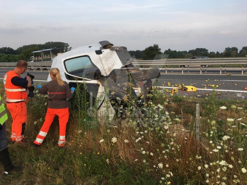 COLLEGNO-VOLPIANO - Furgone carico di frutta finisce fuori strada: 42enne rimasto ferito