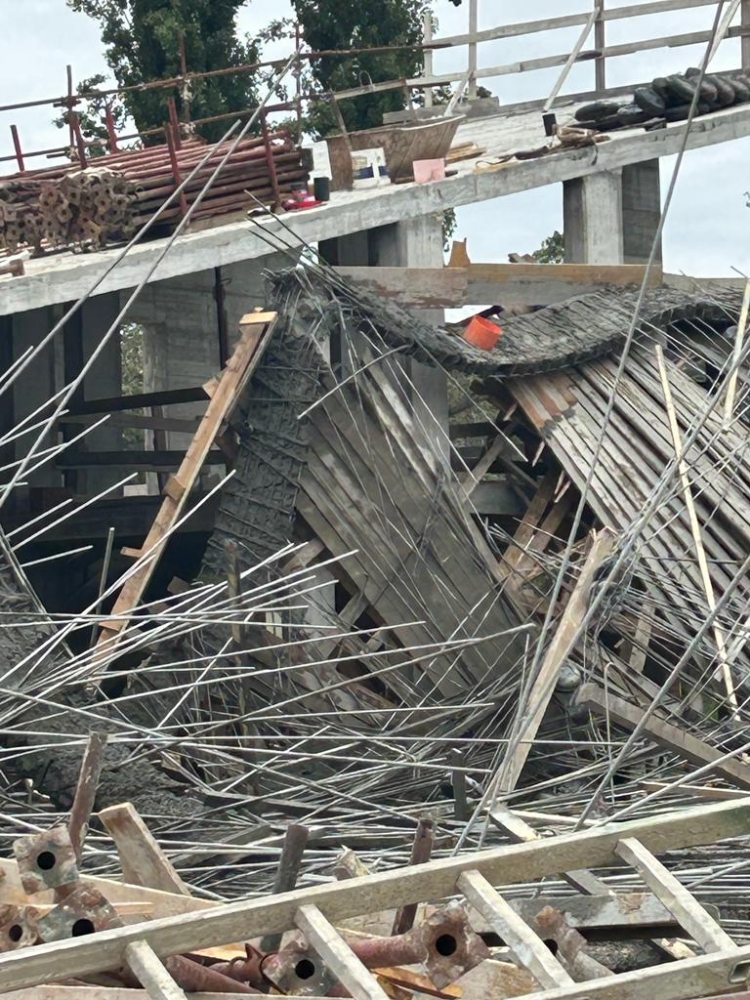 CROLLA UN PONTEGGIO A RIVOLI - Quattro operai rimasti feriti - FOTO