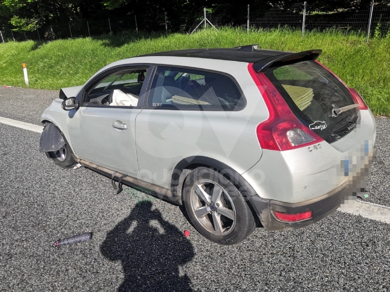 TANGENZIALE TORINO - Incidente a Collegno: tre auto coinvolte, tre feriti e traffico in tilt - FOTO