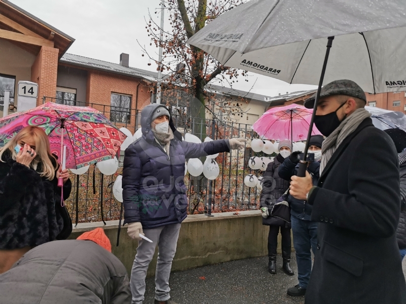 VENARIA - Alla «Piccola Reggia» i morti sono saliti a 30. Sit-in di protesta davanti alla struttura